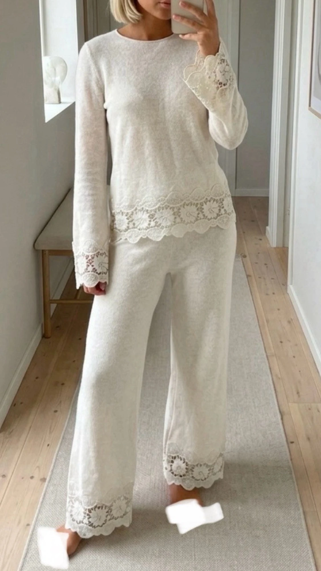 Krämvitt loungewear-set med spetsdetaljer