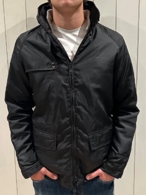 Vintage Burberry Jacka - Sällsynt vintage-jacka från Thomas Burberry. En unik blandning av fieldjacka och vindjacka.  Storlek M, passar även L. Bra skick utan skador, endast mindre tecken på användning. Perfekt för vintageälskare eller dig som vill ha ett unikt plagg i garderoben.