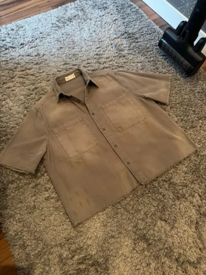 Zara Overshirt - Yo säljer denna riktigt snygga overshirten ifrån Zara. Det är en mörkgrön sunfaded design med rost ”fläckar” lite här och där som gör hela overshirten.   Det är en boxy fit därav skulle jag säga att den passar både S och M.  Är öppen att förhandla! 