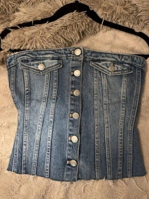 Jeanstopp - Trendig jeanskorsett topp i blå denim med markerade sömmar och silverfärgade knappar framtill från Zara, Oanvänd 