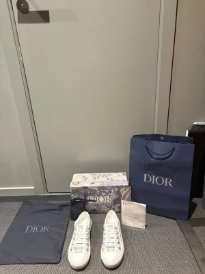 Dam sneakers  - Allt på bild medföljer. 