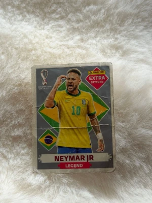 Silver Neymar Jr FIFA Panini Extra Sticker 2022 - Säljer ett Silver Panini Extra Sticker med Neymar JR från FIFA World Cup Qatar 2022 🤍🇧🇷⚽️Stickern är lite smutsig och inte i jätteee bra skick men fortfarande väldigtttt rare
