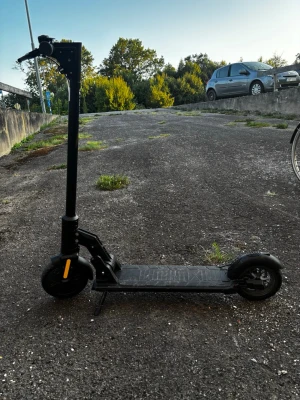 Svart elsparkcykel FREED - Säljer en svart elsparkcykel från FREED med robust ram och bred fotplatta. Utrustad med handbroms, ringklocka och greppvänliga handtag. Perfekt för att ta sig runt i stan på ett smidigt och miljövänligt sätt.