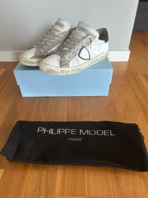 Philippe Model PRSX - Tjena säljer mina Philippe Model PRSX i storlek 41. Dem är köpta på kicks n stuff för lite mer en ett år sedan. Sulan har släppt lite och jag har limmat dit den igen 