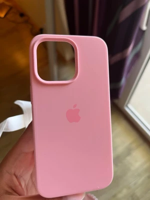 Rosa iPhone skal 13 PRO  - Super fint rosa skal som jag ej använt då det är fel storlek för min mobil🩷