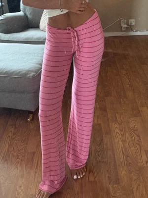 Rosa randiga loungebyxor - Säljer dessa fina byxor från Gina Tricot, de är i storlek S och använd fåtal gånger, säljer på grund av fläckarna på baksidan, har inte försökt att få bort dom, har endast tvättat dom vanligt, annars helt nya 