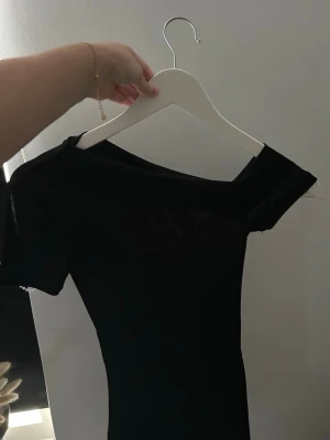 Topp - Zara - Snygg tajt topp från zara! Säljer pga ingen användning längre o för liten💕