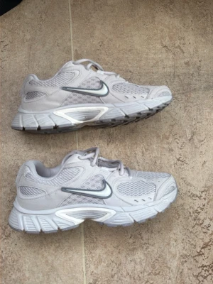 Nike sneakers - Nike sneakers i mycket bra skick. De är använda ett fåtal gånger. Perfekt som vardagliga skor. Passar inte så bra på mig bättre att sälja. Pris kan diskuteras! 