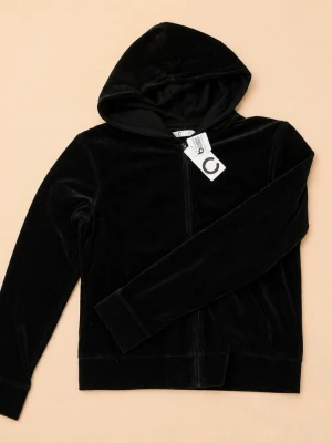 Cubus Velour Kofta Ny med prislapp  - Mjuk och skön svart hoodie i velour med dragkedja framtill och två fickor. Klassisk huva och långa ärmar ger en avslappnad och trendig look. Perfekt för dig som gillar en chill och stilren vibe.