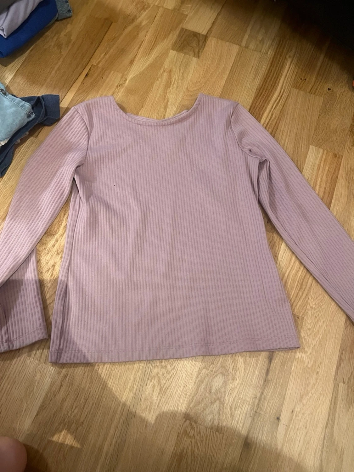 Basic tröja med fin detalj i bak
