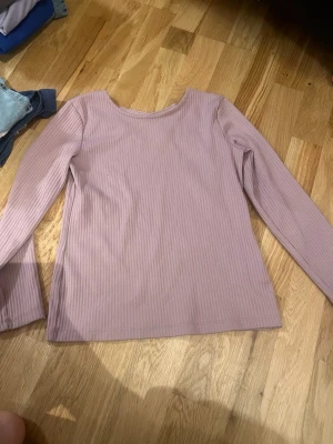 Basic tröja med fin detalj i bak - Fin rosa tröja med söt omlottdetalj i bak! Skriv för mer frågor eller funder!❤️