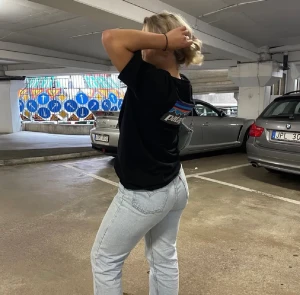 Ljusblå raka jeans med hög midja - Säljer ett par ljusblå levisjeans med passform. W33/L32. Levis 501. Är 159 cm lång