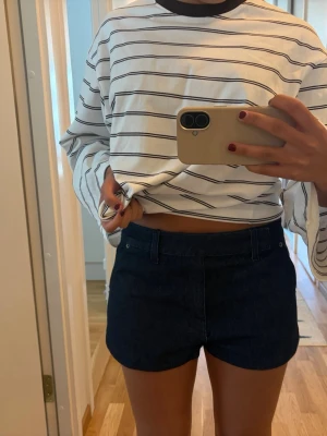 Mörkblå jeansshorts - Sååå snygga lågmidjade mörkblå jeansshorts från Zara😍 storlek 38 men Zara är små i storleken så skulle säga att de passar 36 också! Helt nya med lapp oanvända. Pris kan disskuteras och hör av dig vid eventuella frågor!❤️kan möjligen mötas upp i innerstan i Stockholm 