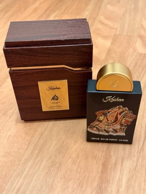 Kashan Eau de Parfum 100ml - Säljer denna eftersom jag tyvärr insåg i efterhand att jag är allergisk mot parfymer och därför inte kan använda den. Den är i princip helt ny och endast testad 1–2 gånger – därefter har den bara stått.  Väldigt fint skick och perfekt för någon som gillar doften. Jag hade gärna behållit den själv, men eftersom jag inte kan använda parfym känns det synd att låta den stå oanvänd.