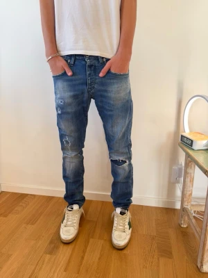 Jack&jones  - Jack&jones 28/30. Modellen är ca168cm. Mått:38/93.                             Hör av er vid mer info🙌