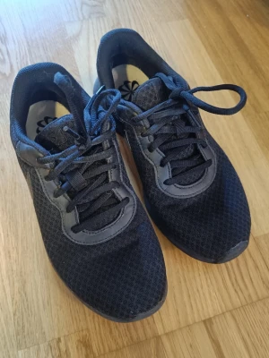 Nike Tanjun (små i storlek) - Har haft på mig dessa ett fåtal gånger då de är lite för små för mig, skulle rekommendera dessa för en storlek 38 egentligen! Har du smalare fötter kanske en 39:a skulle kunna funka!   De är generellt i bra skick, minimalt slitage (se exempelvis sista bilden, det är typ det värsta), och jag har handtvättat och desinfekterat skorna!   Säg till om du har frågor om något! 🌸