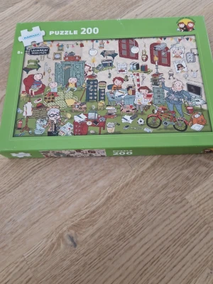 Lassemajas detektivbyrå pussel 200 bitar - Lassemajas detektivbyrå pussel från Kärnan med 200 bitar. Motivet visar ett färgglatt och humoristiskt vardagsrum fullt av detaljer och figurer. Pusslet kommer i en grön kartong och passar perfekt för dig som gillar utmanande pyssel.