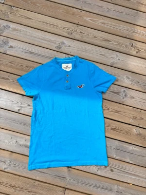 Vintage Hollister henley shirt - Säljer denna Vintage Hollister henley, inga defekter! Storlek M. Kontrollera måtten innan ni köper! Hör av er vid frågor eller minsta fundering 🙌  Se mått nedan:  Längd: 72,5 cm  Bred: 49 cm  Ärm: 21 cm