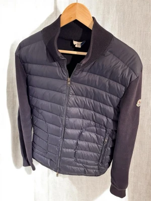 Moncler cardigan - Säljer denna eftertraktade moncler cardigan som kostar nypris 12000kr. Den har dist och qr kod och nfc Scan på märket som man kan se på bilderna. Storlek Large och skicket är bra ut över en söm som syts om under märket se bild 7. Inget som syns vid användning! Hör av er vid funderingar😁