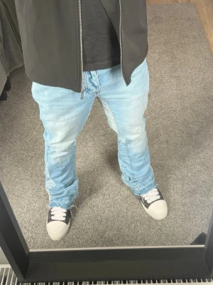 Flared jeans - Säljer dessa schyssta tvättade Jeans från Boohooman, skick 8/10 bara använt dessa ett fåtal gånger mest legat i garderoben. Är öppen för att diskutera priset. storlek 30, för frågor och funderingar fråga gärna!