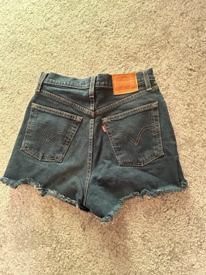 Levi’s shorts - Ett par högmidjade shorts från Levi’s. Oanvända. Har samma passforms som XS. Hör av dig om du har några frågor💕