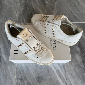 Valentino Rockstud skor - Valentino skor  -  Skick: Jättefint skick  -  Nypris: 6000kr  -  Ingår: endast skorna  -  Hör av dig vid minsta fråga☺️