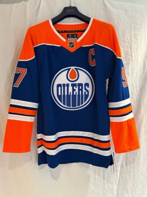 Edmonton Oilers tröja #97 McDavid - Oilers hemmatröja i storlek medium, tröjan är helt ny. Nummerna är sydda inte tryckta. Hör av dig vid frågor 