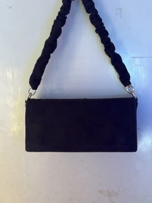 Liten handväska  - En liten basic handväska med guld detaljer! 