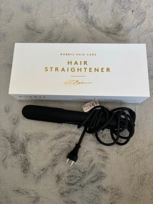 Plattång från Bobbys hair care - Säljer denna plattången då jag redan har flera plattänger. Bara använd 2 gånger och den funkar precis som den ska, som ny. Temperatur 100-180 grader. Ett vibrationsläge finns som är mycket skonsammare för håret. 83% av 142 recensioner har gett 5 tjärnor och 9% 4 stjärnor. Orginalpris 1500kr. Pris går att diskutera💞