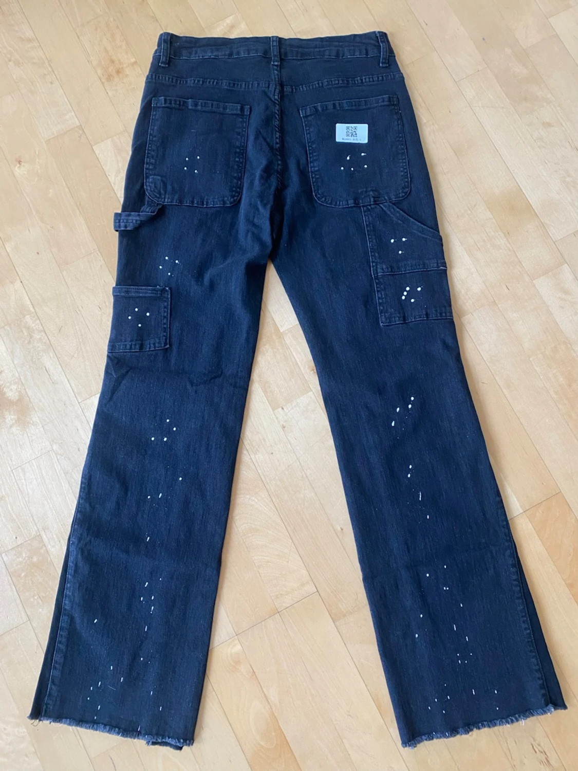 Svarta straight leg jeans med färgstänk - 1