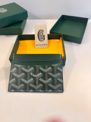 Grön plånbok - Den är helt ny aldrig använt. Kommer med box och fraktar samma dag