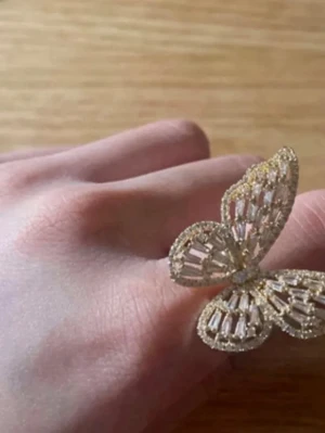 Guldfärgad ring med fjärilsdesign - Köpte utomlands kommer tyvärr inte ihåg märket är som ny ser inga defekter har nog använt 1 gång bara!