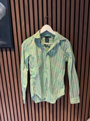 Ralph Lauren skjorta  - Skicket är mycket bra och den är i storlek XS men kan passa något mindre. Kontakta gärna vid frågor🙌