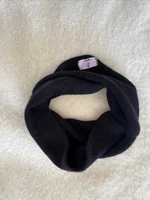 Svart kashmirbuff - Buff gjord på 100% återvunnen kashmir💕💕