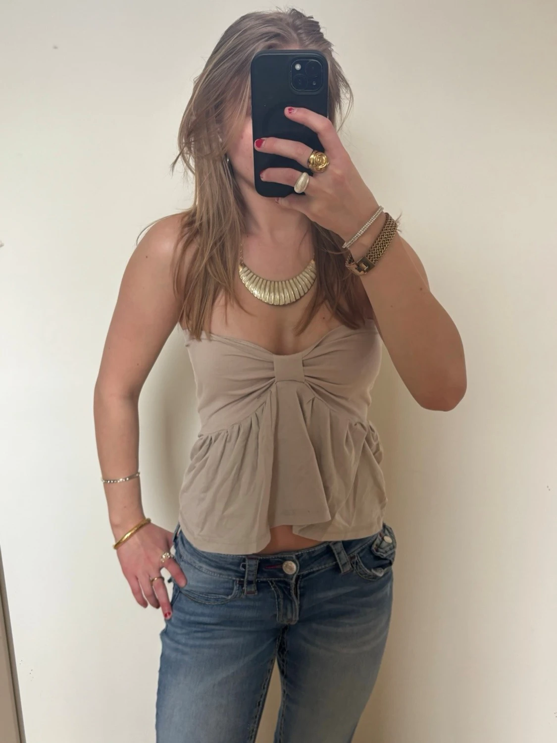 Beige axelbandslös topp med twist - 2