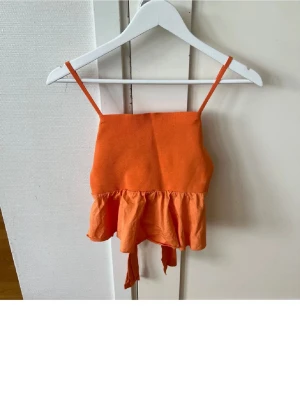 Orange linnetopp med volang och knyt - Säljer då dne ej kom till användning 