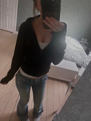 Svart zip up hoodie - Enkel zip up hoodie som passar bra både till träning såsom till vardags. Storlek 170/xs. Knappt använd så väldigt fint skick! Skriv om du har frågor☺️