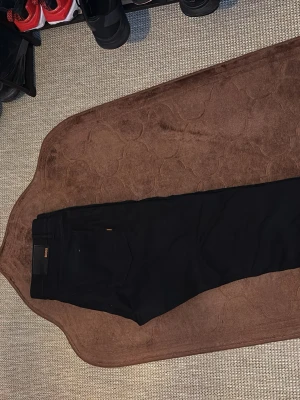 Svarta jeans från Hugo Boss - Snygga svarta jeans från Hugo Boss med klassisk femficksmodell och raka ben. Jeansen har diskreta detaljer och en stilren look som passar till det mesta. Tillverkade i ett mjukt och stretchigt material för extra komfort.