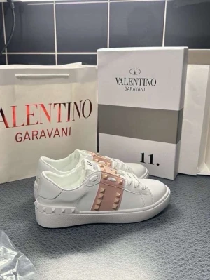 Valentino Rockstud Rosa Sneakers - Snygga vita sneakers från Valentino Garavani med ljusrosa band och ikoniska nitar över vristen. 37-39
