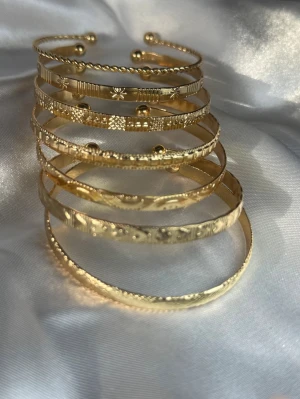 Guld armband 7st set  - Jättefina timeless armband, de är justerbara helt nya i (Guldfärgad metall rostfritt) Säljer ett sett på 7 st armband. Skickar i en liten present påse ✨🎁Erbjuder snabb leverans postar paketet inom 24 timmar