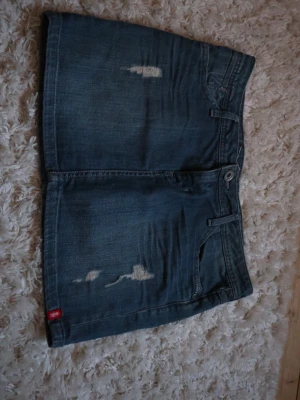 mörk blå jeanskjol - Fin jeanskjol som kommer ifrån edc esprit. Storlek 38, i bra skick. Midjemått: ca 42 cm. Längd: ca 35cm.