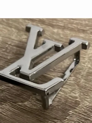 Silverfärgat  bältesspänne - Snyggt bältesspänne i blank silverfärg. Spännet är i metall och passar perfekt till ett stilrent bälte för att lyfta din outfit.