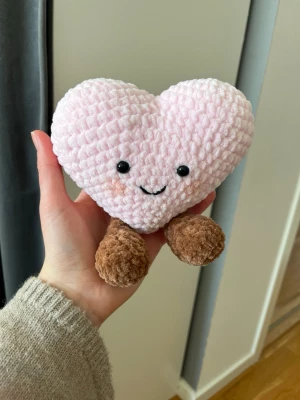 Virkat rosa hjärta  - Säljer detta hjärtat som jag har virkat i färgen rosa.  Perfekt som present eller dekoration i rummet. Helt ny och oanvänd. 💗