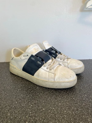 Valentino open blå - Säljer nu mina valetino skor eftersom jag är sugen på nått annat. Skorna är använda och har lite små defekter men de mesta är smuts som bara kan tvättas bort. Skorna är storlek 43. Box, dustbag, kvitto och påse följer med vid köp. Bara att höra av sig vid funderingar. Pris kan sänkas vid smidig affär 😁 