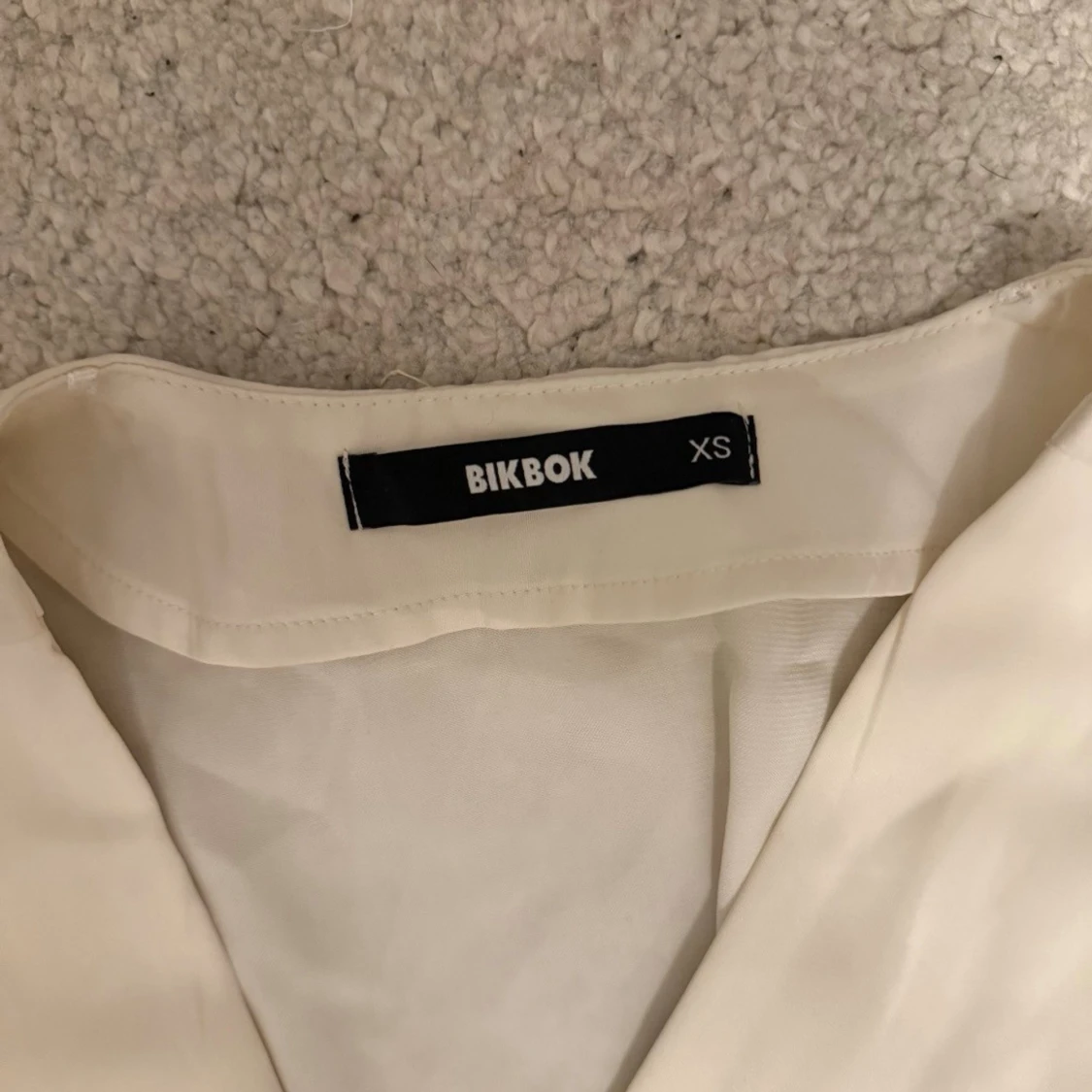 Vit omlottblus från BikBok - 1