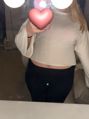 En vit tröja som går in i midjan och har stora armar från lager 157 - Populär vit tröja som går in i midjan och har stora armar har ingen användning orginal pris 250kr ny 90kr storlek 160 i barn storlek 