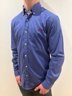 Mörkblå Ralph lauren skjorta - strl S - Ralph Lauren skjorta 👔✨ Mörkblå med röd logga 🔴💙 Storlek S 👀 Snygg passform som funkar både uppklätt och mer avslappnat 😎🔥 Klassisk och tidlös design Kolla in profilen för flera feta Ralph Lauren skjortor 👀🔥 Hör av er om ni har frågor eller vill ha fler bilder 💬