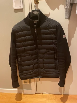 Moncler cardigan  - Tjena, säljer min Moncler cardigan då jag ej använder mig av den längre. Skulle säga den har blivit lite solblekt men fortfarande en grym cardigan som passar till mycket. Storlek S. Fraktar via PostNord/Instabox!💪