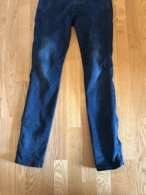 Replay Anbass W29 - Säljer mina replay anbass då dem blivit för små. Jeansen är i bra skick utan täcken på slitage eller några skador.