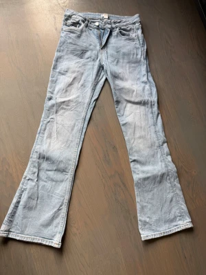Ljusblå jeans från Gina Tricot - Säljer ett par ljusblå jeans från Gina Tricot i storlek 152. Jeansen har klassisk femficksmodell, raka ben och kontrastsömmar. Perfekta för dig som gillar en avslappnad och trendig look.